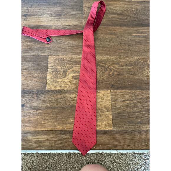 BANANA REPUBLIC 100 % Silk Tie Red & Black Mini Dot Pattern - Picture 1 of 10